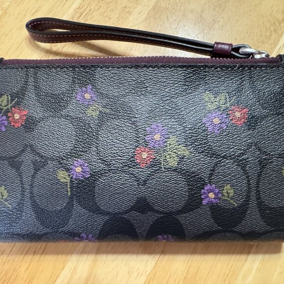 COACH Country Floral Phone Wallet - Picture 2 of 4